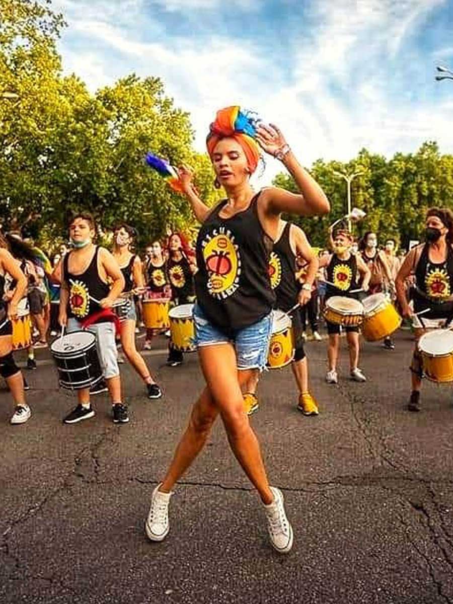 Desfile de batucada de Fortaleza por las calles de Madrid