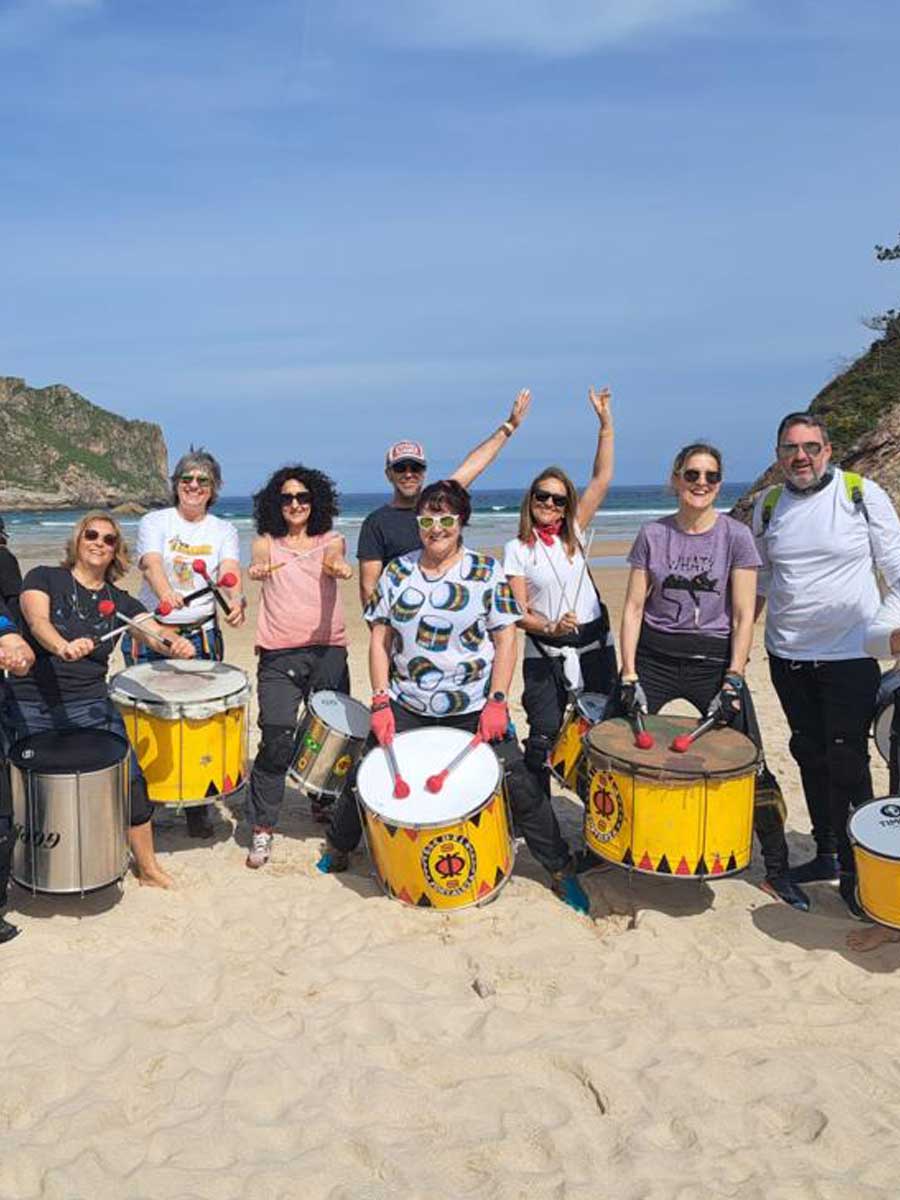 Grupo de batucada Fortaleza tocando en la playa